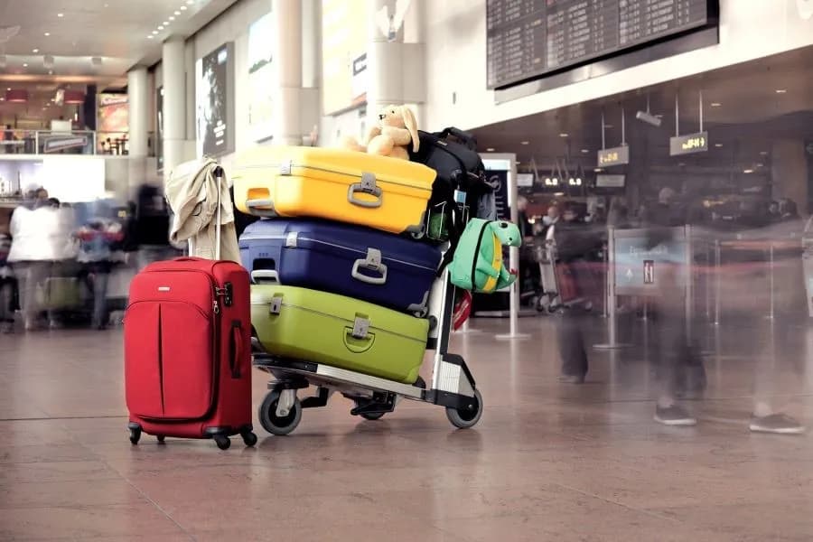 Ile ma ważyć walizka do samolotu? Sprawdź, by uniknąć problemów