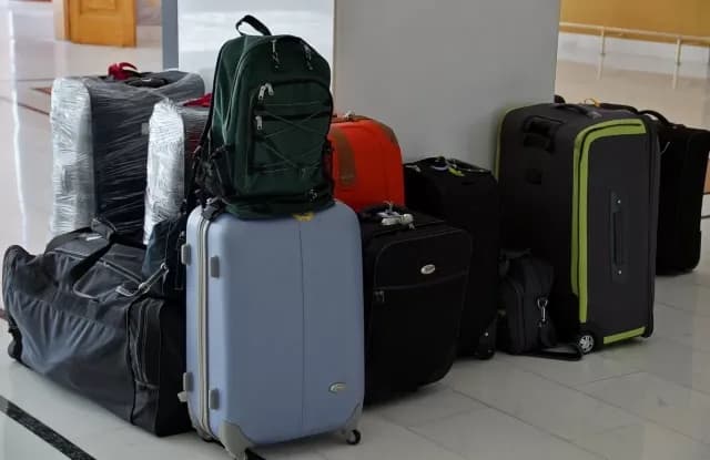 Jak mierzyć walizkę z kółkami do samolotu, aby uniknąć problemów z bagażem